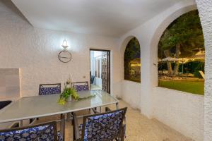 - une salle à manger avec une table et des chaises dans l'établissement Happy Place by Fidalsa, à San Miguel de Salinas