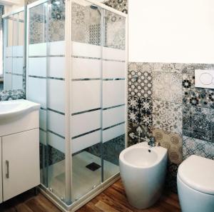 uma casa de banho com um chuveiro e um WC. em HOTEL RESIDENCE VILLA NINA em Spotorno