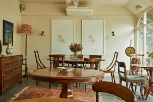 comedor con mesas y sillas de madera en Victorian House en Grasmere