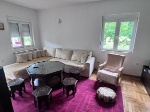 sala de estar con sofá, mesa y sillas en Luxury House, en Bijelo Polje
