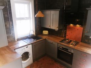 مطبخ أو مطبخ صغير في Newly Renovated 3 bedroom house