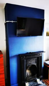 En tv och/eller ett underhållningssystem på Newly Renovated 3 bedroom house
