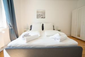 Postel nebo postele na pokoji v ubytování 2 Zimmer Ferienwohnung Am Hafen