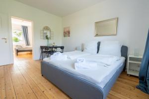 Postel nebo postele na pokoji v ubytování 2 Zimmer Ferienwohnung Am Hafen