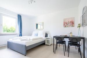 Postel nebo postele na pokoji v ubytování 2 Zimmer Ferienwohnung Am Hafen