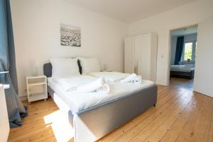 Postel nebo postele na pokoji v ubytování 2 Zimmer Ferienwohnung Am Hafen
