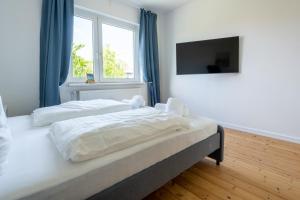 Postel nebo postele na pokoji v ubytování 2 Zimmer Ferienwohnung Am Hafen
