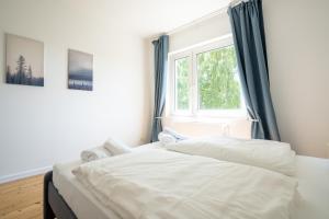 Postel nebo postele na pokoji v ubytování 2 Zimmer Ferienwohnung Am Hafen