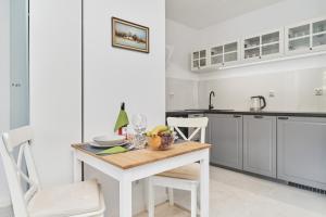 Kuchyňa alebo kuchynka v ubytovaní Central SouthStar Apartments - Gwiaździsta - FREE PARKING by Noclegi Renters