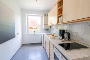 Kuchyň nebo kuchyňský kout v ubytování 2 Zimmer Ferienwohnung Am Hafen