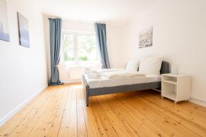 Postel nebo postele na pokoji v ubytování 2 Zimmer Ferienwohnung Am Hafen