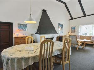 Restoran atau tempat makan lain di Apartment Labarnas - 800m from the sea in Western Jutland by Interhome