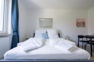Postel nebo postele na pokoji v ubytování 2 Zimmer Ferienwohnung Am Hafen