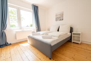 Postel nebo postele na pokoji v ubytování 2 Zimmer Ferienwohnung Am Hafen + 26 fotografií