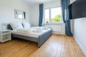 Postel nebo postele na pokoji v ubytování 2 Zimmer Ferienwohnung Am Hafen