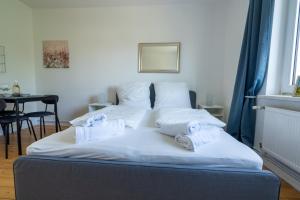 Postel nebo postele na pokoji v ubytování 2 Zimmer Ferienwohnung Am Hafen