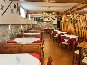 チヴィダーレ・デル・フリウーリにあるAgriturismo Luis Gianniのテーブルと椅子が備わるレストラン