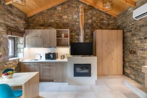 Kitchen o kitchenette sa Fotoula's stone studio