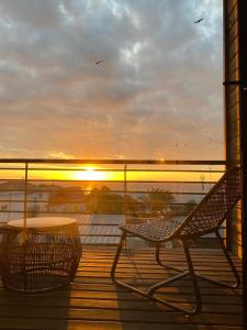 馬坦薩斯的住宿－Cabañas La Matanza，阳台配有桌椅,享有日落美景。