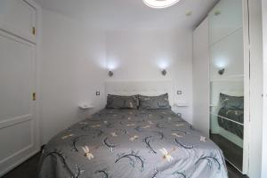 プラヤ・デル・クーラにあるBeachview Haven Apartment 1-BRの白い部屋のベッドルーム1室(ベッド1台付)