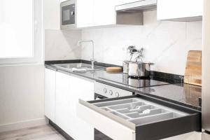 A kitchen or kitchenette at Apartamento Roncudo Planta Baja Még 28 kép