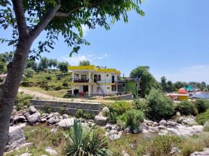 a house in the middle of a garden at The Hostel Stories, Bir - Landing Site in Bīr