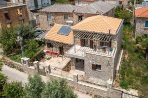 - une vue aérienne sur une maison dotée d'un toit solaire dans l'établissement Fotoula's stone studio, 