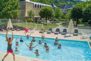 Bazén v ubytování L'HÔTEL DES BAINS - Salles-la-Source nebo v jeho okolí