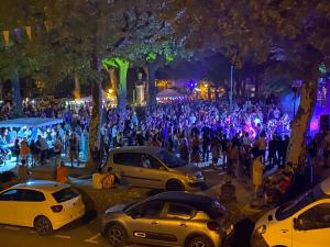 Jaujac的住宿－NOUVEAU Villa Olga，街上的一群人,晚上