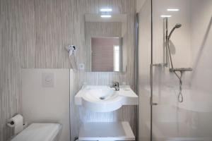 Koupelna v ubytování L'HÔTEL DES BAINS - Salles-la-Source