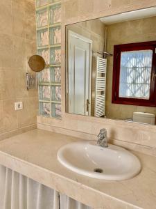 een badkamer met een wastafel en een spiegel bij Home2Book El Encanto La Laguna Centro Histórico in La Laguna