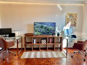 Telewizja i/lub zestaw kina domowego w obiekcie Home2Book El Encanto La Laguna Centro Histórico