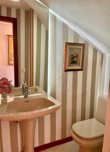 een badkamer met een wastafel en een toilet bij Home2Book El Encanto La Laguna Centro Histórico in La Laguna