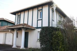 ein weißes Haus mit schwarz-weiß in der Unterkunft not bookable in Anglet