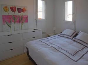 ein Schlafzimmer mit einem Bett mit einer Kommode und einem Gemälde in der Unterkunft not bookable in Anglet