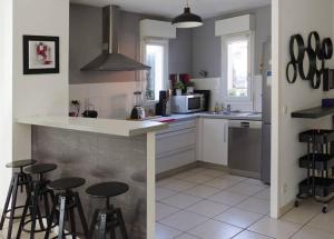 eine Küche mit einer Theke und Hockern darin in der Unterkunft not bookable in Anglet