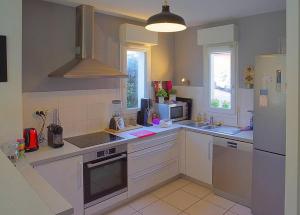 eine Küche mit Spüle und Herd oberen Backofen in der Unterkunft not bookable in Anglet