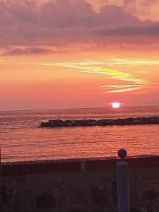 - un coucher de soleil sur la plage avec l'océan dans l'établissement Casa Borgo Sant'Angelo, à Ischia