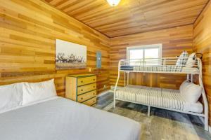 Lovely Cannon Beach Vacation Rental with Hot Tub tesisinde bir ranza yatağı veya ranza yatakları