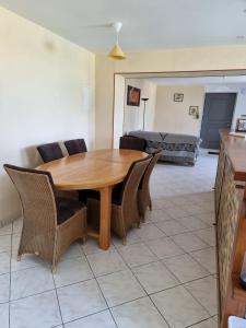 uma sala de jantar com uma mesa de madeira e cadeiras em Mas des maries em Lissac et Mouret