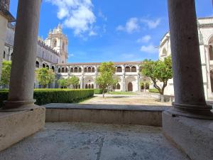 vista sul cortile di un edificio con colonne di Gozo - new luxury villa with private pool a Foz do Arelho