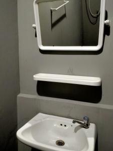W łazience znajduje się umywalka i lustro. w obiekcie หาดริ้นเกสท์เฮาส์ w mieście Haad Rin