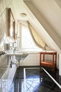 een badkamer met een wastafel en een raam bij Hotel Prinzenpalais Bad Doberan in Bad Doberan