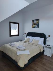 En eller flere senge i et værelse på Casa din livada Borlova