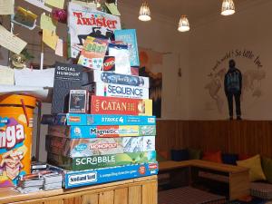 une pile de livres empilés les uns sur les autres dans l'établissement The Hostel Stories, Bir - Landing Site, à Bir