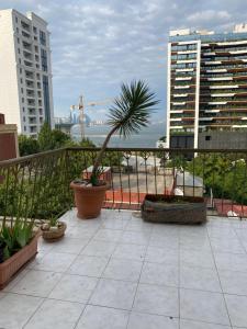 balcón con vistas al océano y a los edificios en Surf Hotel, en Baku