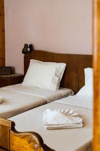 מיטה או מיטות בחדר ב-Nerida's-Traditional 3 BR Townhouse-BBQ-View