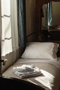 מיטה או מיטות בחדר ב-Nerida's-Traditional 3 BR Townhouse-BBQ-View