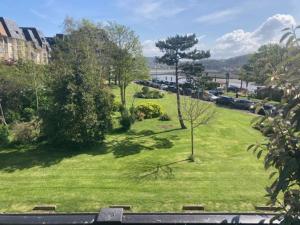 een groen park met een boom in het gras bij TOP central Cabourg double terrasse 80m2 MER in Cabourg