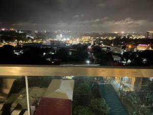 uitzicht op een stad 's nachts met verlichting bij S & E Condo with Panoramic View in Iloilo City